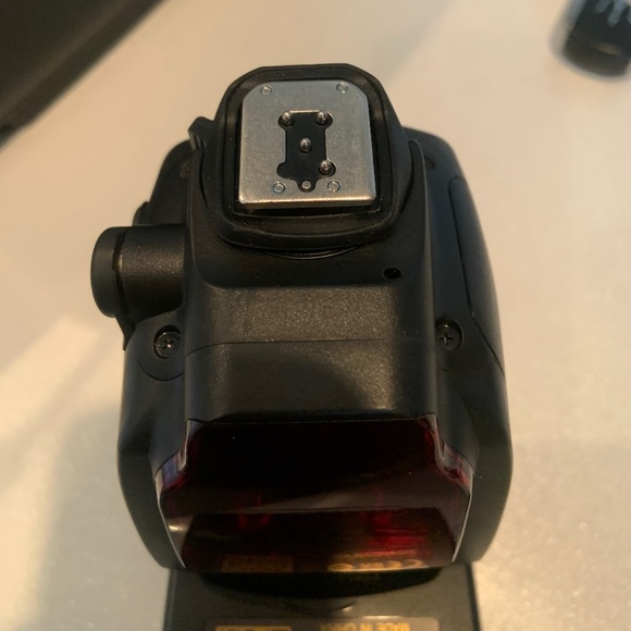 YONGUNO SPEEDLIGHT AND WIRELESS FLASH CONTROLLER- FOR NIKON CAMERAS - Picture 8 of 16